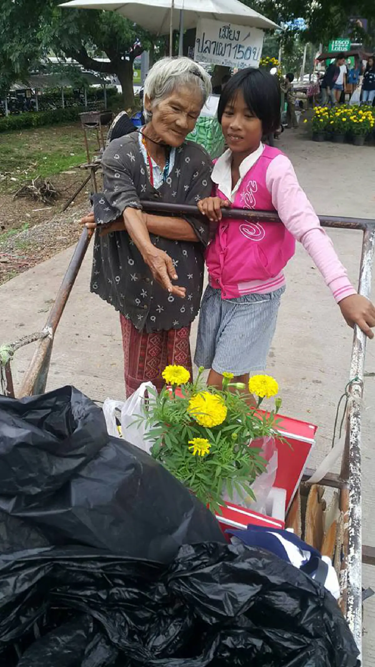 หัวใจประเสริฐจริงๆ!!! 2ยายหลานตระเวนเดินเก็บของเก่าขาย หวังนำเงินทำสิ่งนี้...ให้ในหลวงร.9 เป็นครั้งสุดท้าย อ่านจบตื้นตันน้ำไหลตา!?!