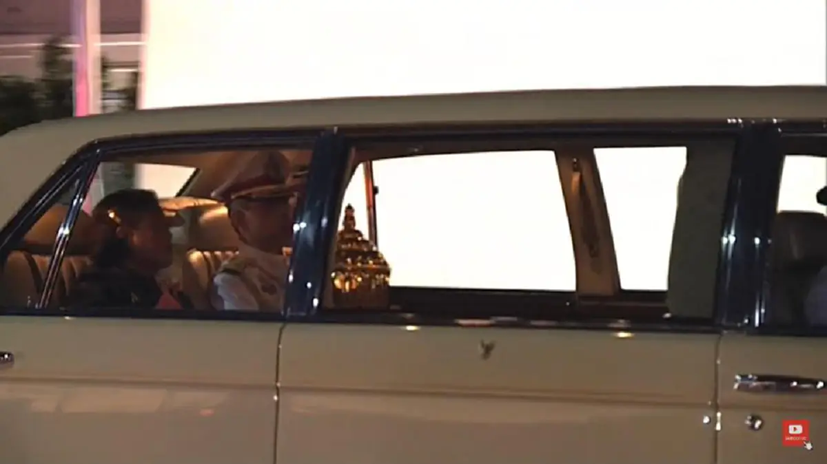 "ร.10"ทรงบรรจุพระบรมราชสรีรางคาร,พระบรมอัฐิ ใต้ฐานพุทธบัลลังก์พระพุทธชินสีห์ เสร็จสิ้นพระราชพิธีพระบรมศพ"ในหลวงร.9" สมพระเกียรติสูงสุด (ภาพ)