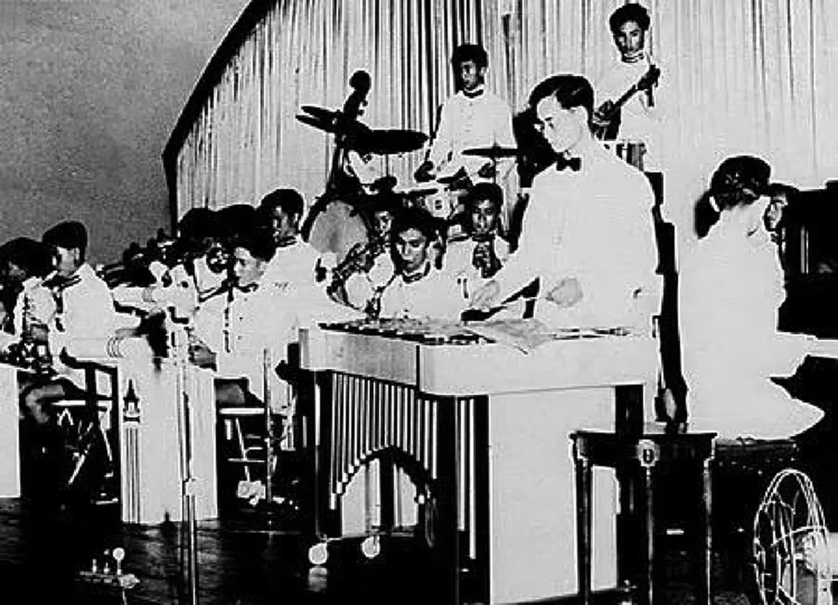 สุดประทับใจ!! เปิดเรื่องเล่าของ "มหาดเล็กเด็กในหลวง" ถึง "คุณเสมอ" แซกโซโฟนของในหลวง อายุกว่า ๕๐ ปี ที่พระราชทานให้ โรงเรียนวชิราวุธวิทยาลัย