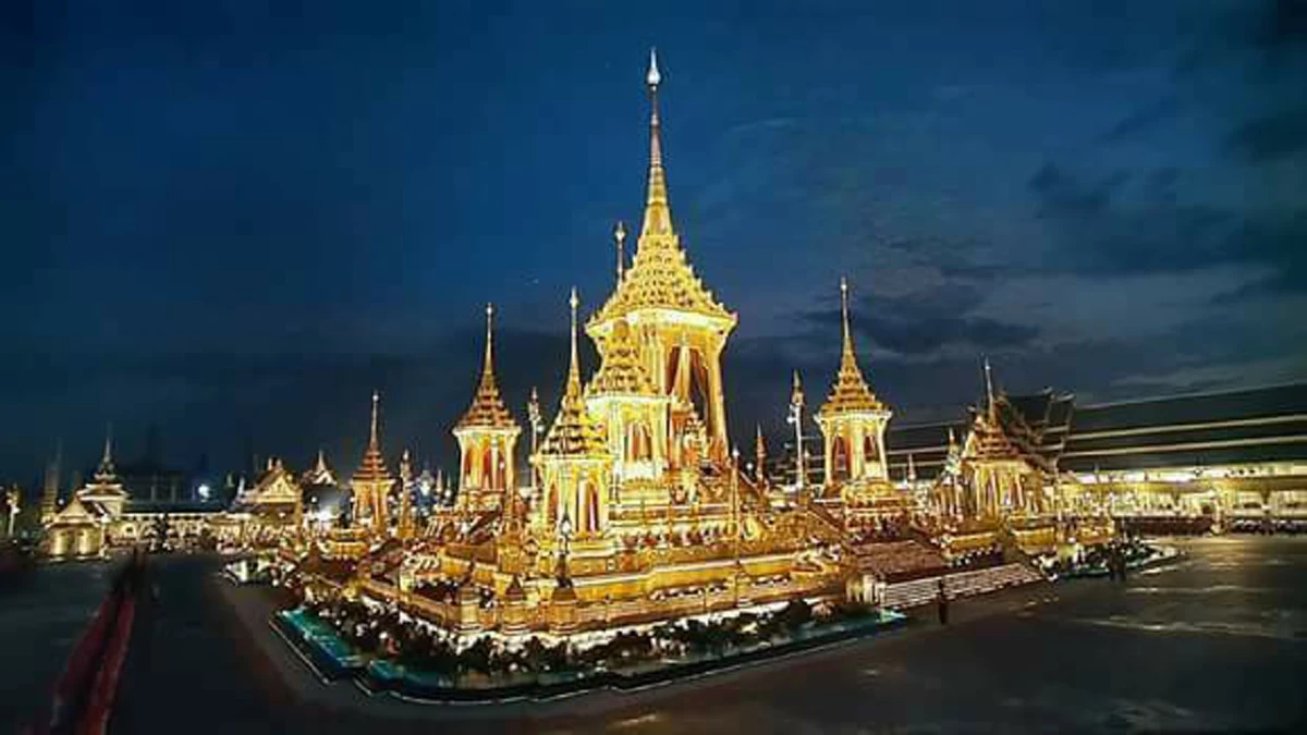 ไร้จิตสำนึก??!! เห็นเเล้วน่าเศร้าใจ.."นศ.สาว" ถ่ายรูป"ชู2นิ้ว"หน้าพระเมรุมาศ สุดไม่เหมาะสมไร้ความเคารพ!! รอบทดลองเข้าชมนิทรรศการวันเเรก(ภาพ)