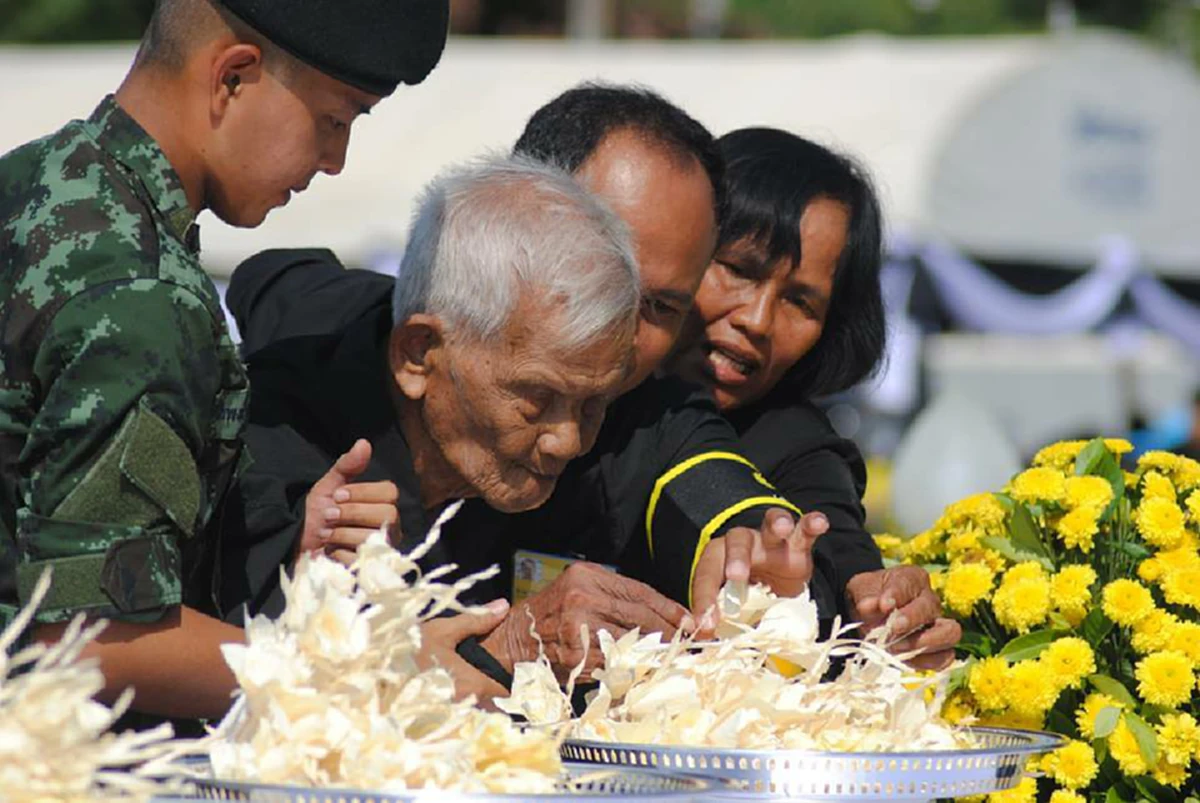 โซเชียลแห่แชร์!!!  1 ภาพ ล้านความหมาย เห็นแล้วน้ำตาไหล คุณตาได้ทำให้เห็นถึงความผูกพันและความจงรักภักดี ต่อในหลวง รัชกาลที่ ๙