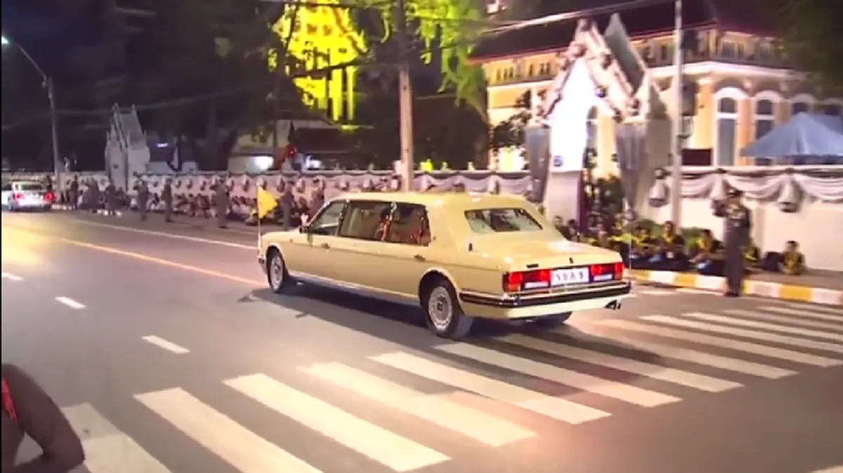 "ร.10"ทรงบรรจุพระบรมราชสรีรางคาร,พระบรมอัฐิ ใต้ฐานพุทธบัลลังก์พระพุทธชินสีห์ เสร็จสิ้นพระราชพิธีพระบรมศพ"ในหลวงร.9" สมพระเกียรติสูงสุด (ภาพ)