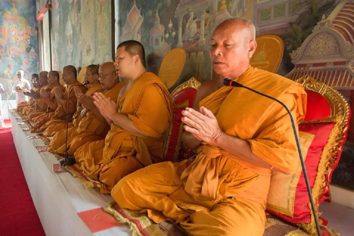 เจ้ามัลละกษัตริย์ พร้อมข้าราชการ ประชาชนชาวเมืองกุสินารา กว่า ๑,๕๐๐ คน ร่วมวางดอกไม้จันทน์น้อมส่งเสด็จสู่สวรรคาลัย ในหลวง ร.๙