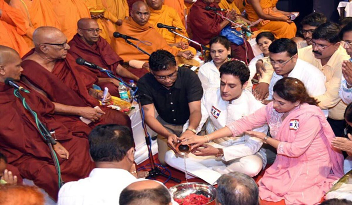 ผมศรัทธาในพระองค์!! เผยภาพบรรยากาศงานถวายความอาลัย "ในหลวง ร.9" ที่ประเทศอินเดีย หลัง "กาแกน มาลิค" พระเอกซีรี่ย์ "หนุมาน" ประกาศเป็นเจ้าภาพ