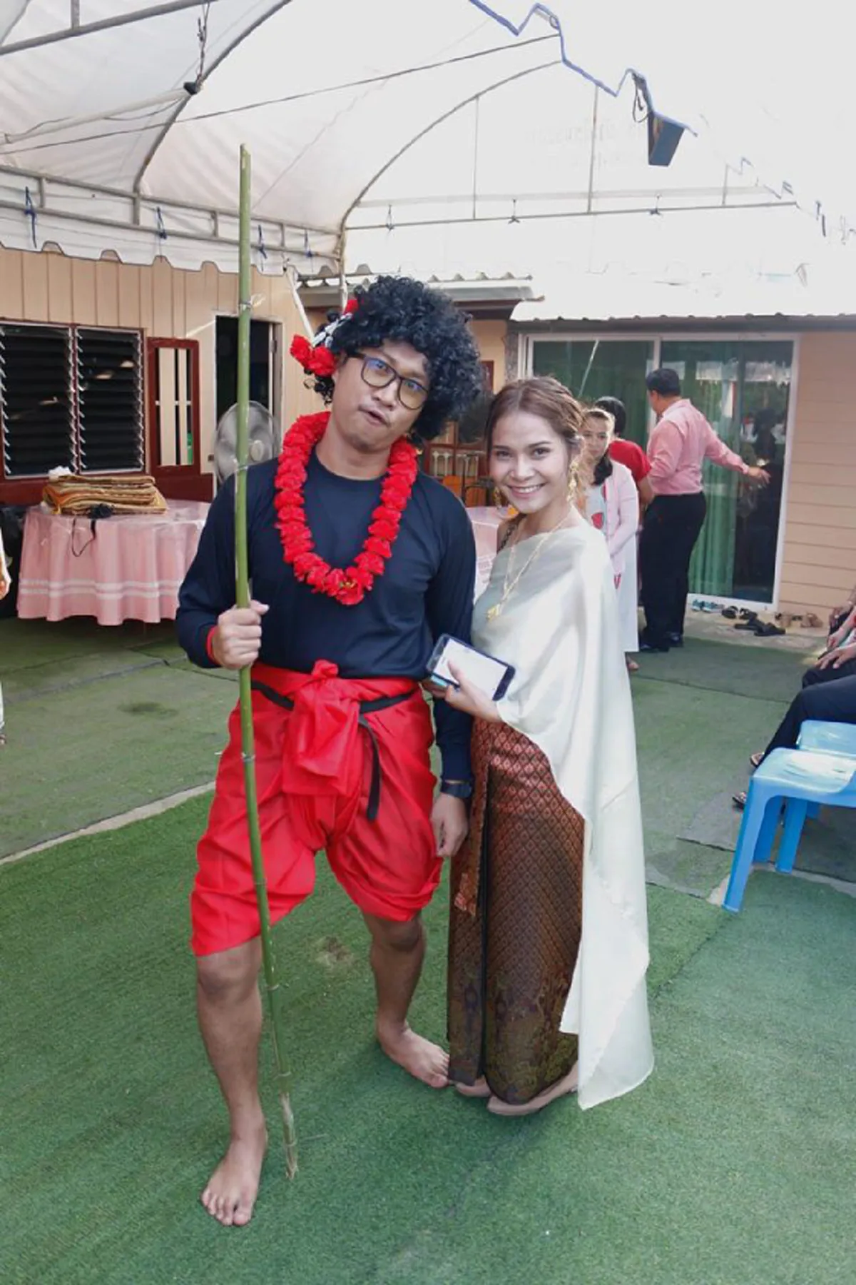 คงจะฟินกันทั้งงาน!! "เจ้าบ่าว" ไอเดียบรรเจิด แปลงโฉมเป็นเงาะป่าขอเจ้าสาว ที่คบกันตั้งแต่มัธยม ดูภาพชัดๆ ทำเอาโซเชียลแห่ยินดีตาม!!