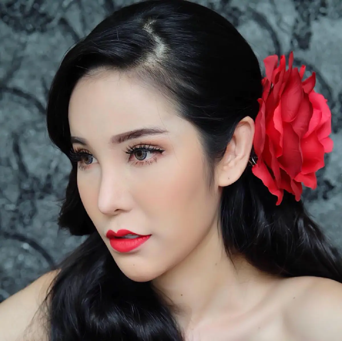 #แทบช็อกเกือบไม่ทัน!! สาว "หมวย โซฮอต" เน็ตไอดอลชื่อดัง เข้าช่วย "แฟนคลับ" ทำคลอด ก่อนคิดสั้น เอาเด็กในท้องออก หลังโซเชียลแห่ชื่นชม !!