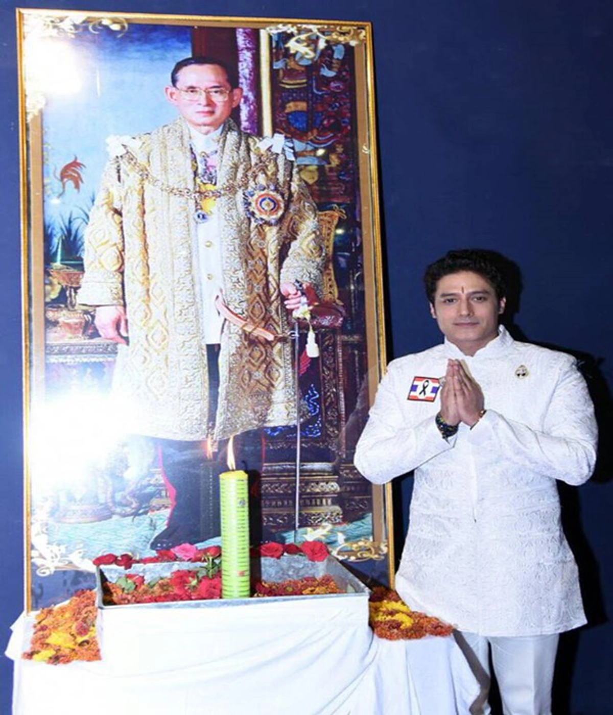 ผมศรัทธาในพระองค์!! เผยภาพบรรยากาศงานถวายความอาลัย "ในหลวง ร.9" ที่ประเทศอินเดีย หลัง "กาแกน มาลิค" พระเอกซีรี่ย์ "หนุมาน" ประกาศเป็นเจ้าภาพ