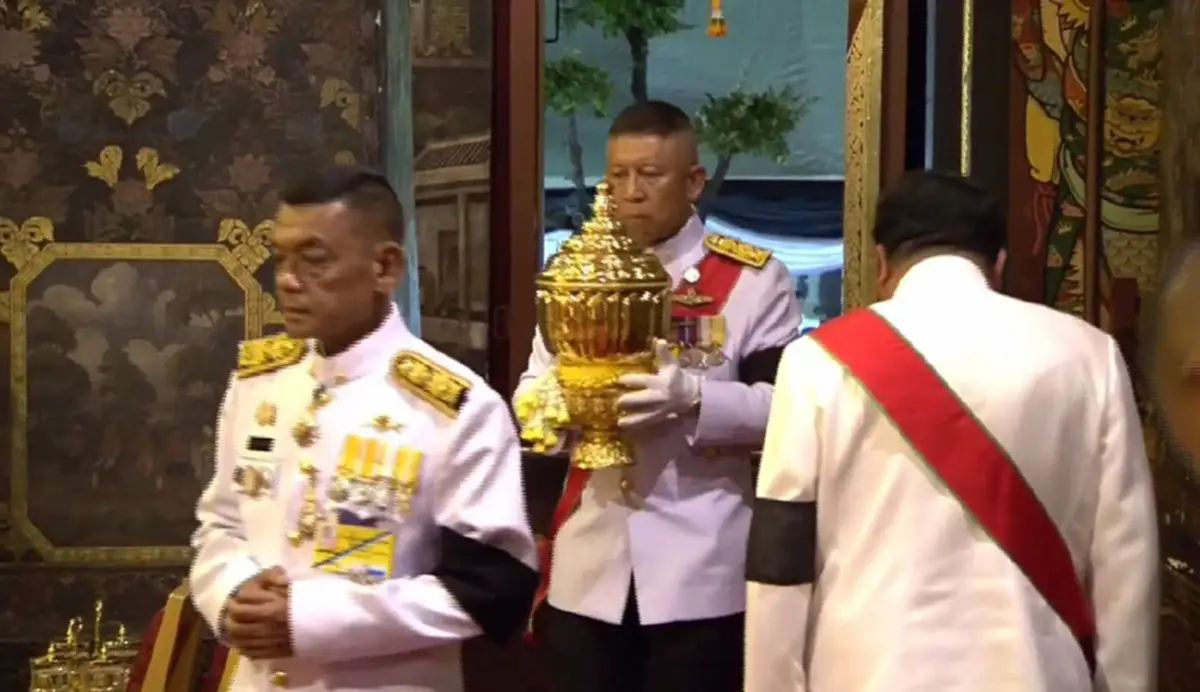 "ร.10"ทรงบรรจุพระบรมราชสรีรางคาร,พระบรมอัฐิ ใต้ฐานพุทธบัลลังก์พระพุทธชินสีห์ เสร็จสิ้นพระราชพิธีพระบรมศพ"ในหลวงร.9" สมพระเกียรติสูงสุด (ภาพ)