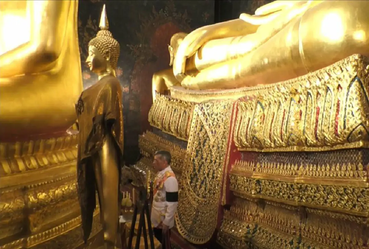 "ร.10"ทรงบรรจุพระบรมราชสรีรางคาร,พระบรมอัฐิ ใต้ฐานพุทธบัลลังก์พระพุทธชินสีห์ เสร็จสิ้นพระราชพิธีพระบรมศพ"ในหลวงร.9" สมพระเกียรติสูงสุด (ภาพ)