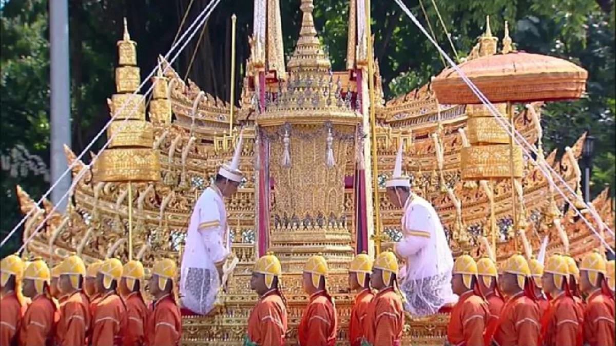 นาทีนี้...เศร้าแทบขาดใจ อัญเชิญพระบรมโกศขึ้นประดิษฐาน ณ พระจิตกาธาน บนพระเมรุมาศ