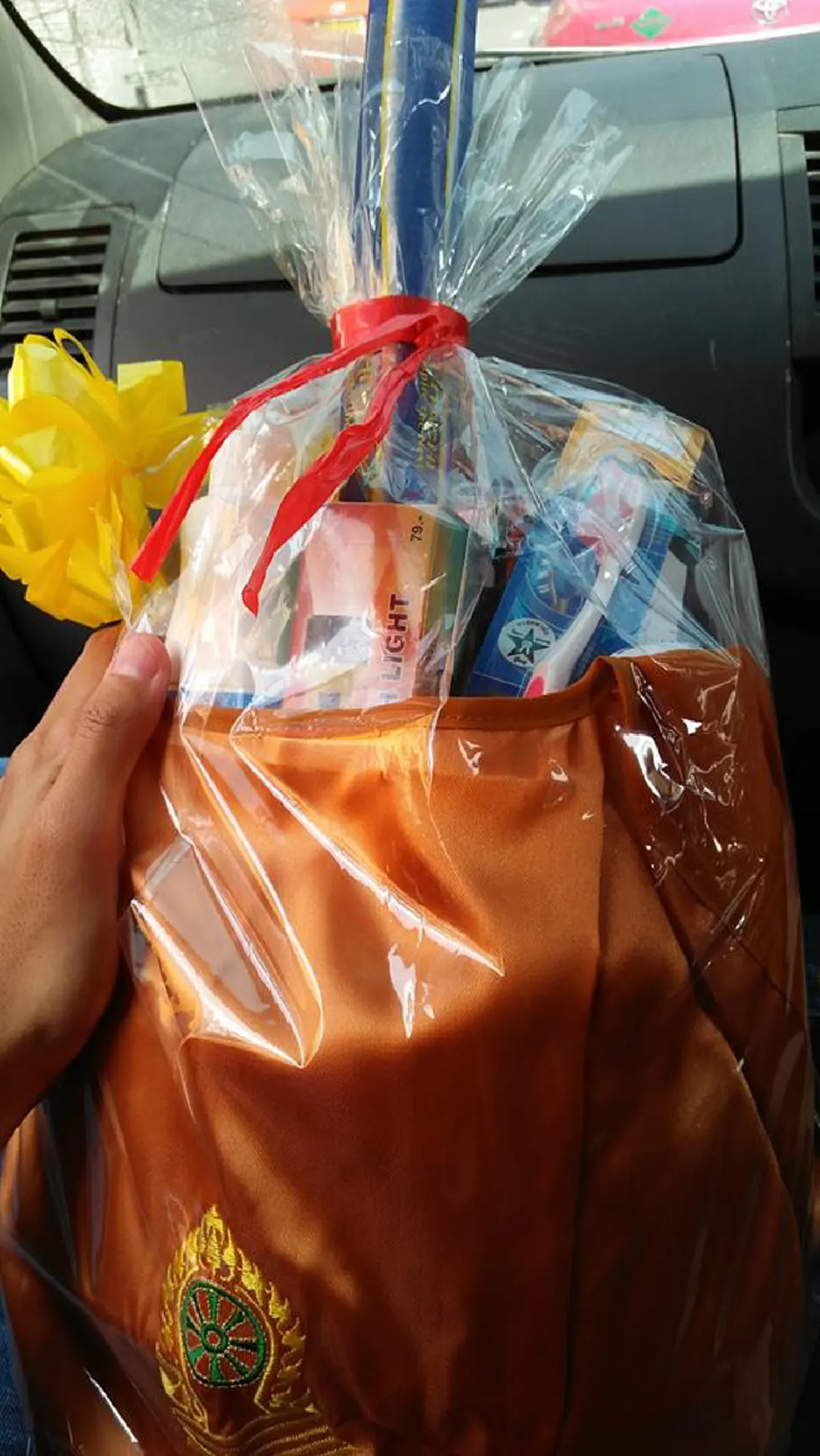 เช่นนี้แล..เรียกความเสื่อม!! หนุ่มโพสต์เดือดจ่ายเงินซื้อชุดสังฆทานแต่พลาดโอกาสถวายพระ ตัดสินใจยกกลับเจอมนุษย์ป้าขวาง อ้างเหตุเกินยอมรับได้??