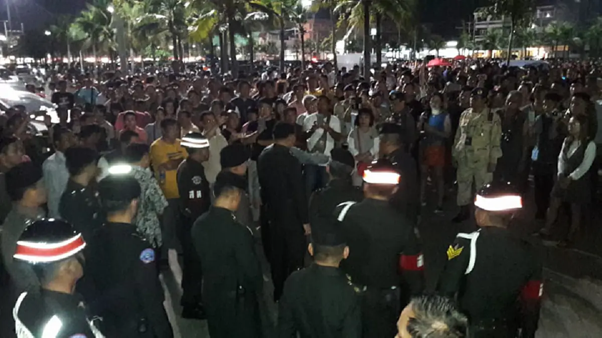 ผู้ว่าฯเมืองชล ร่อนคำสั่งด่วนถึงฝ่ายปกครองสลายการชุมนุมคืนนี้ แต่เหมือนเรียกแขก ชาวบ้านมาสมทบต่อเนื่อง
