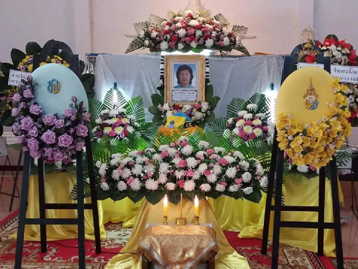 พระมหากรุณาธิคุณเป็นล้นพ้น!! "ในหลวง ร.10"พระราชทานพวงมาลาพวงมาลาหลวงและพวงมาลาของ"พระองค์ทีฯ"วางหน้าหีบศพ นางจินตนา