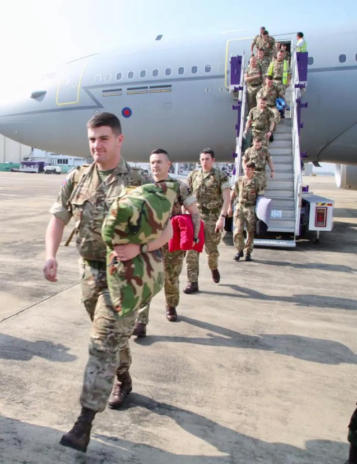 วี๊ดวิ้ว !!! แอบส่องบรรยากาศ Panther Gold 2017 ทัพไทยพา"ทหารเมืองผู้ดี" ฝึกจับงูเห่า ชกมวยไทย เปิบพิสดารกินกบกินหนอน! (มีภาพ)