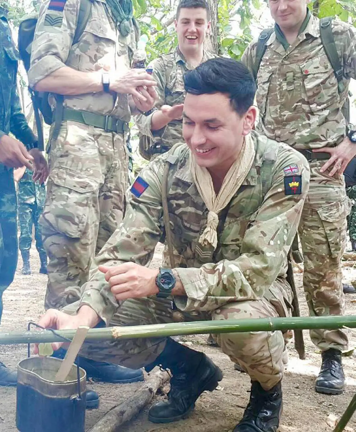 วี๊ดวิ้ว !!! แอบส่องบรรยากาศ Panther Gold 2017 ทัพไทยพา"ทหารเมืองผู้ดี" ฝึกจับงูเห่า ชกมวยไทย เปิบพิสดารกินกบกินหนอน! (มีภาพ)