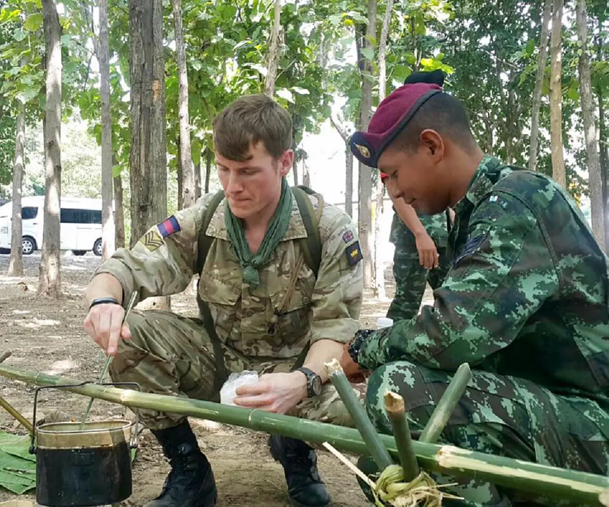 วี๊ดวิ้ว !!! แอบส่องบรรยากาศ Panther Gold 2017 ทัพไทยพา"ทหารเมืองผู้ดี" ฝึกจับงูเห่า ชกมวยไทย เปิบพิสดารกินกบกินหนอน! (มีภาพ)