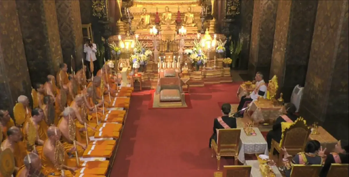 "ร.10"ทรงบรรจุพระบรมราชสรีรางคาร,พระบรมอัฐิ ใต้ฐานพุทธบัลลังก์พระพุทธชินสีห์ เสร็จสิ้นพระราชพิธีพระบรมศพ"ในหลวงร.9" สมพระเกียรติสูงสุด (ภาพ)