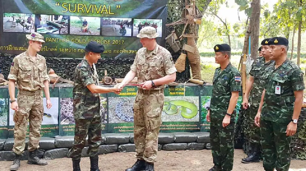 วี๊ดวิ้ว !!! แอบส่องบรรยากาศ Panther Gold 2017 ทัพไทยพา"ทหารเมืองผู้ดี" ฝึกจับงูเห่า ชกมวยไทย เปิบพิสดารกินกบกินหนอน! (มีภาพ)