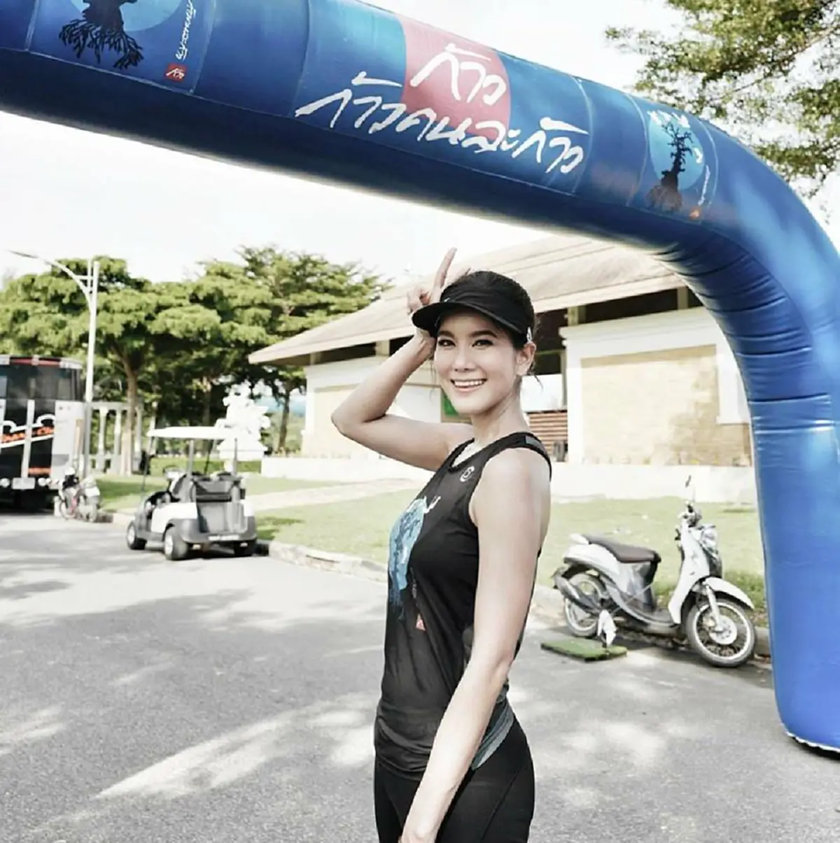 ภาพนี้ทำให้น้ำตาไหล..."ก้อย รัชวิน" โพสต์ภาพเด็กน้อยยืนอยู่บนรถทหารชูป้าย"สู้ๆ" ในดินแดนที่เขาว่า"น่ากลัวที่สุด"...เดินทางครั้งนี้