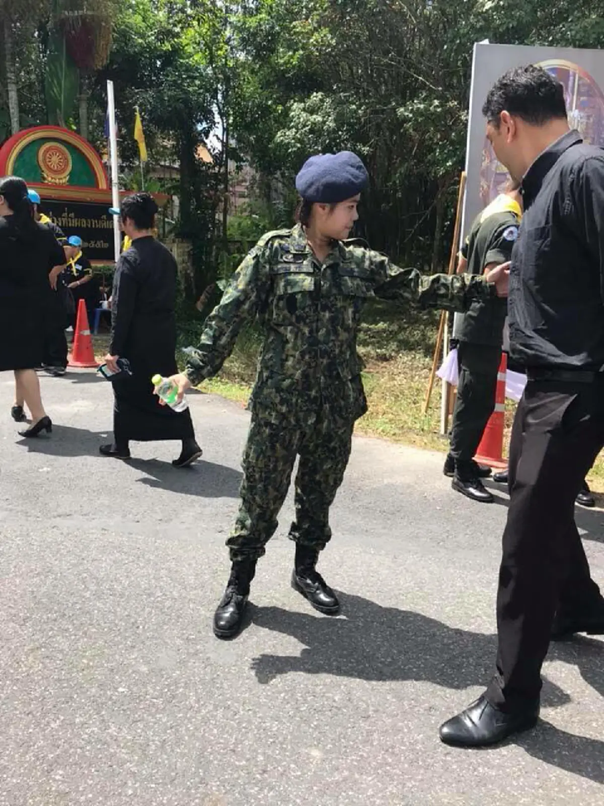 สังคมต้องการคนแบบนี้..!! อส.หญิง นั่งคุกเข่าสวมรองเท้าให้กับคุณป้า อีกทั้งหากระโปรงให้น้องหนูใส่ เพื่อจะได้เข้าถวายดอกไม้จันทน์แด่พ่อหลวง ร.