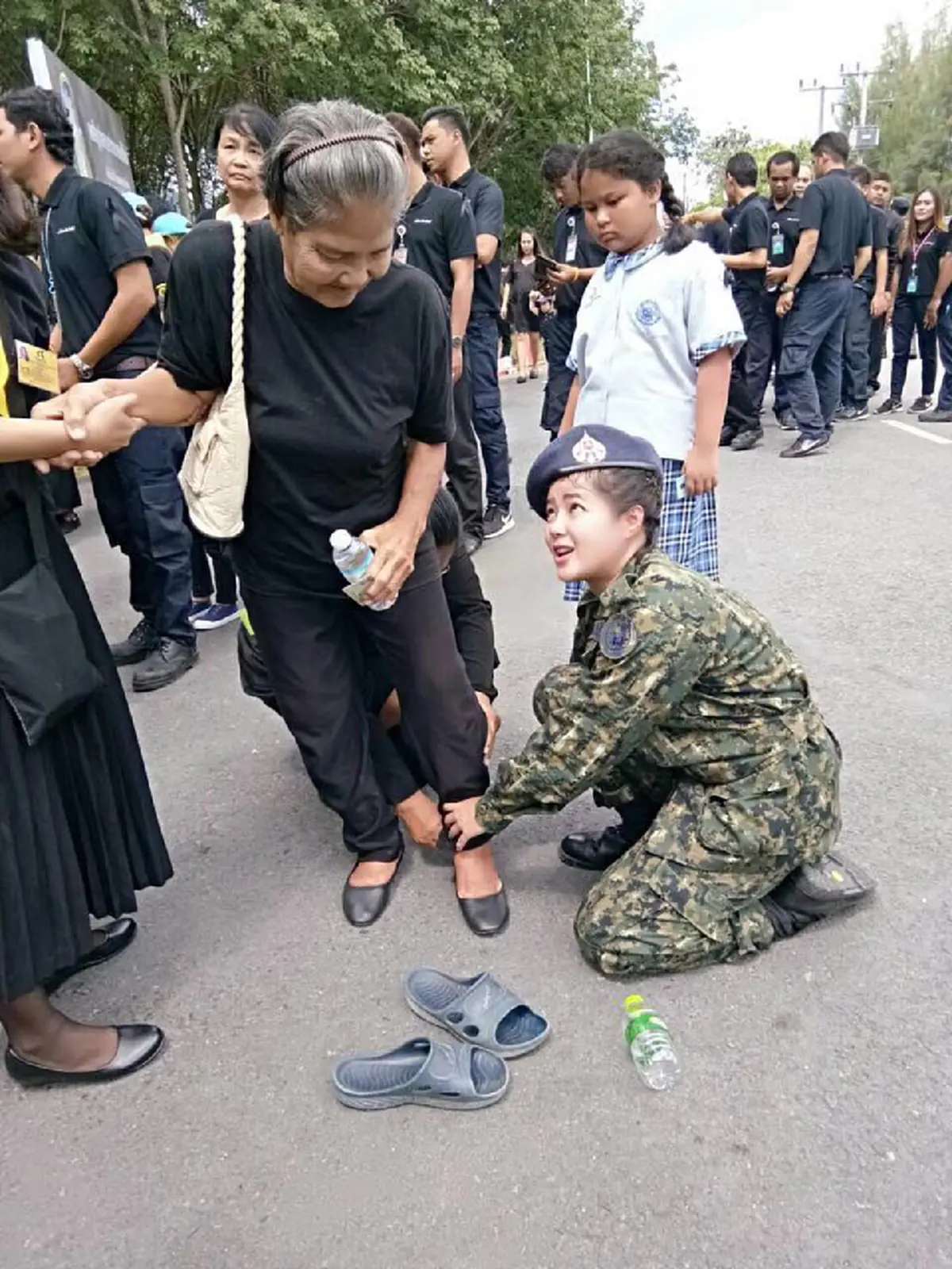 สังคมต้องการคนแบบนี้..!! อส.หญิง นั่งคุกเข่าสวมรองเท้าให้กับคุณป้า อีกทั้งหากระโปรงให้น้องหนูใส่ เพื่อจะได้เข้าถวายดอกไม้จันทน์แด่พ่อหลวง ร.