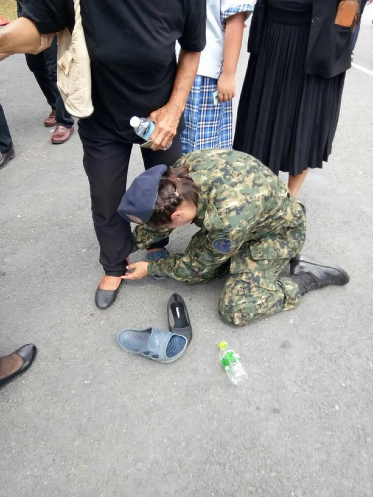 ป้าไม่มีรองเท้าเอาของหนูไปใส่ก่อนนะคะ! แห่ชื่นชม อส.หญิงคุกเข่า มอบรองเท้า กระโปรงให้ยายกับเด็ก เพื่อเข้าถวายดอกไม้จันทน์ให้ได้