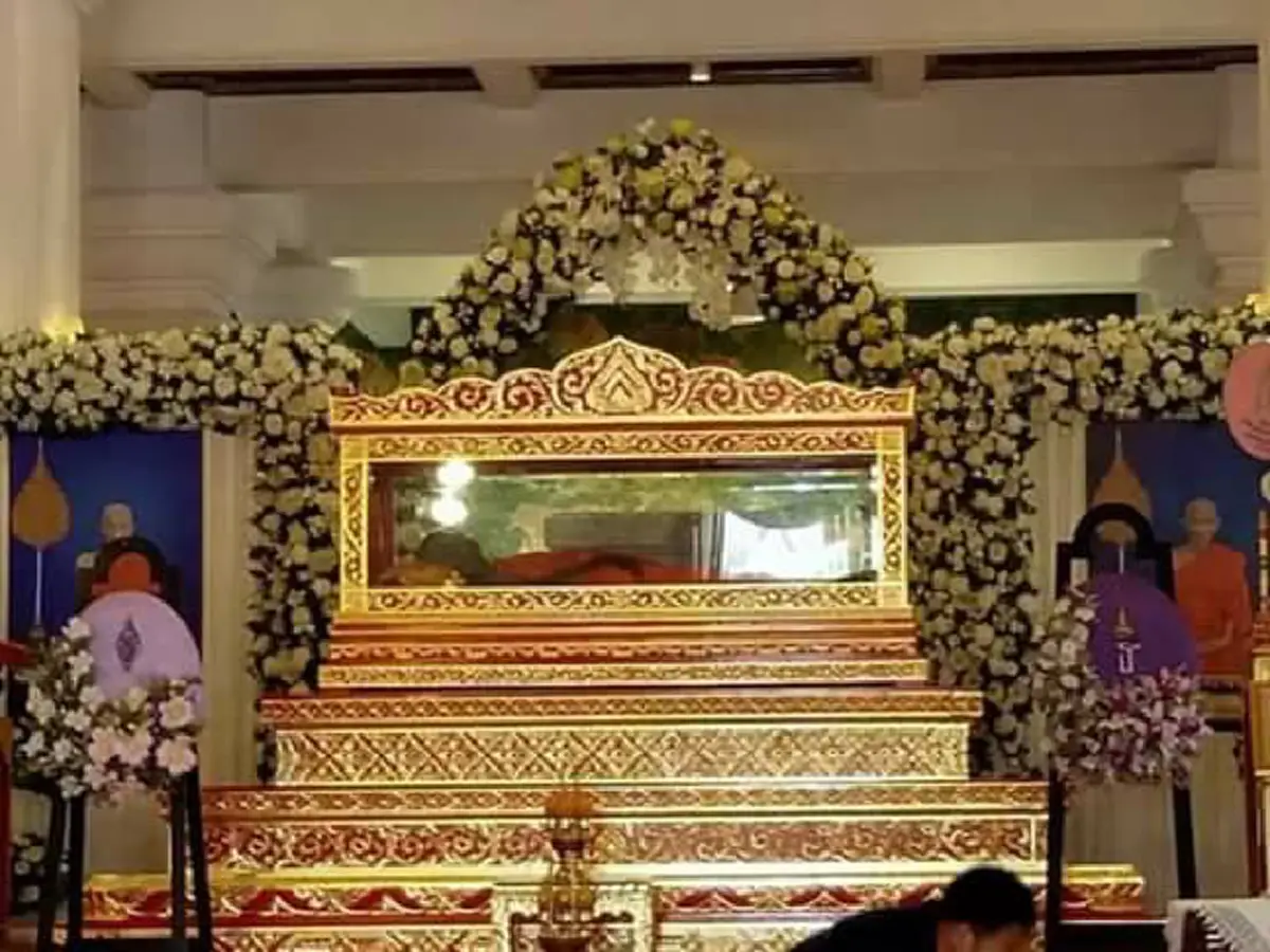 โผล่ให้เห็นจ่ะๆ 2ตัว-3ตัวตรง!! เลขเด็ดใต้โลงแก้ว \"หลวงพ่อรวย\" อัศจรรย์หลังละสังขารนาน 100 วัน ไม่เน่าเปื่อย เช็คด่วนเลย..แถมให้โชคลูกศิษย์เห