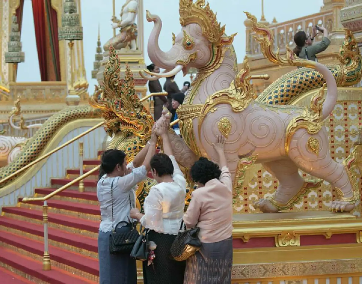 มันสมควรไหม??!! เเชร์ว่อนเน็ต...ช่างภาพรับงานถ่ายรูปรับปริญญา กับ"พระเมรุมาศ".. โลกออนไลน์รุมสับเละ!!..ใช้สมองส่วนไหนคิด?? (ภาพ,รายละเอียด)
