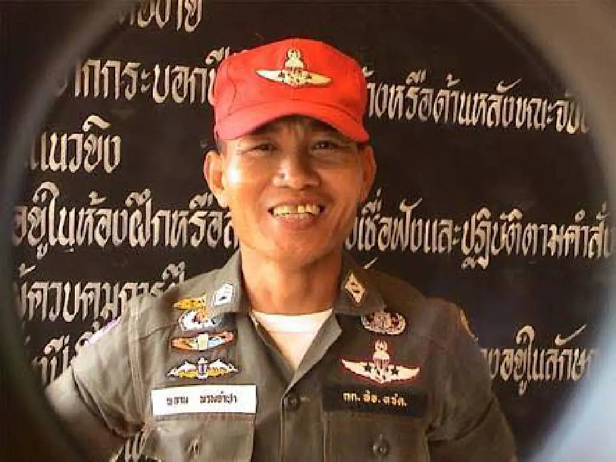 เห็นพี่ตูนวิ่ง ก็ทำให้นึกถึงท่านนี้ !!! "ด.ต.พลาม" วิ่งหาสันติสุขจากแม่สายมาเบตงด้วยรองเท้าคอมแบทเมื่อปี 48...ต่างเป้าหมายแต่หัวใจเดียวกัน!