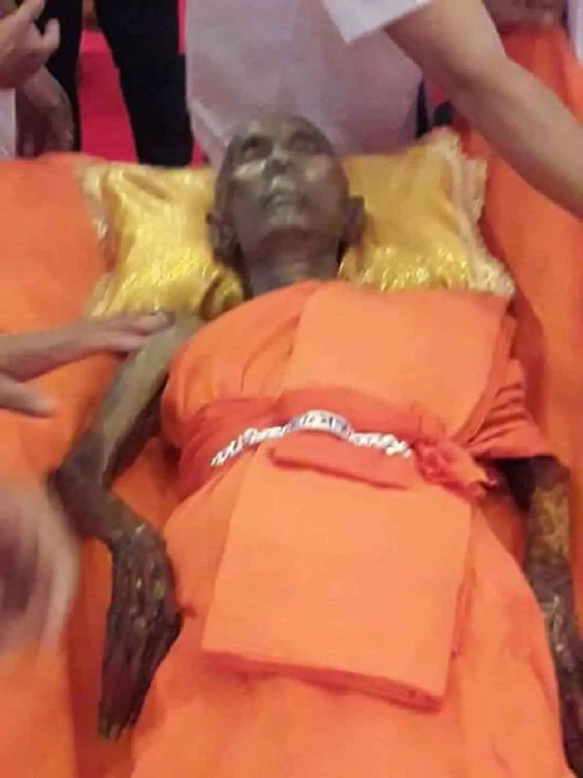 โผล่ให้เห็นจ่ะๆ 2ตัว-3ตัวตรง!! เลขเด็ดใต้โลงแก้ว \"หลวงพ่อรวย\" อัศจรรย์หลังละสังขารนาน 100 วัน ไม่เน่าเปื่อย เช็คด่วนเลย..แถมให้โชคลูกศิษย์เห