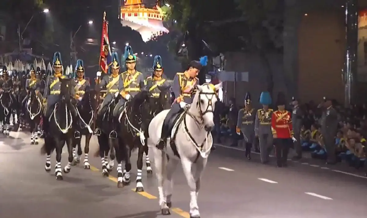 "ร.10"ทรงบรรจุพระบรมราชสรีรางคาร,พระบรมอัฐิ ใต้ฐานพุทธบัลลังก์พระพุทธชินสีห์ เสร็จสิ้นพระราชพิธีพระบรมศพ"ในหลวงร.9" สมพระเกียรติสูงสุด (ภาพ)