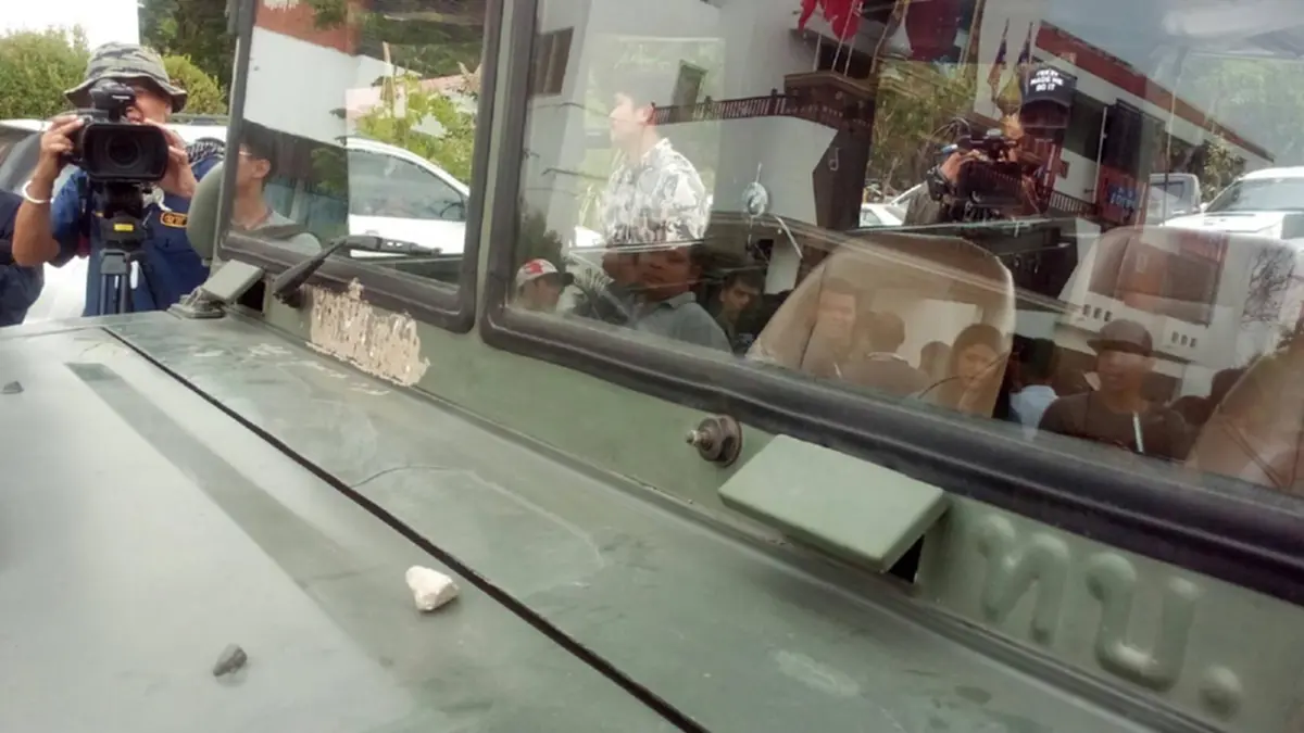 เกินไปไหม!! "มือป่วนปริศนา"เหิมหนัก"ปาหิน"ใส่รถลาดตระเวน ประตู 4 วัดพระธรรมกาย (มีภาพ)