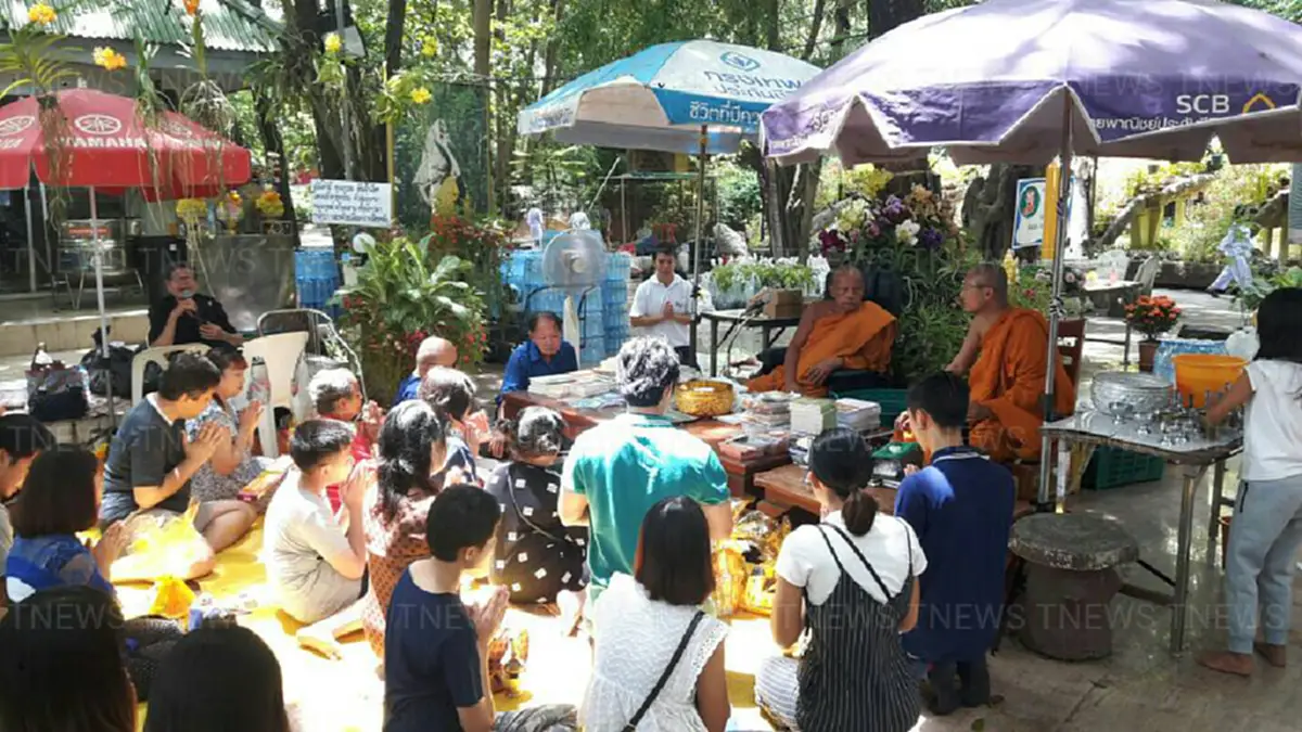 ทำไมต้องถวายเทียนหรือหลอดไฟในวันเข้าพรรษา.....อานิสงส์ที่ได้คืออะไร