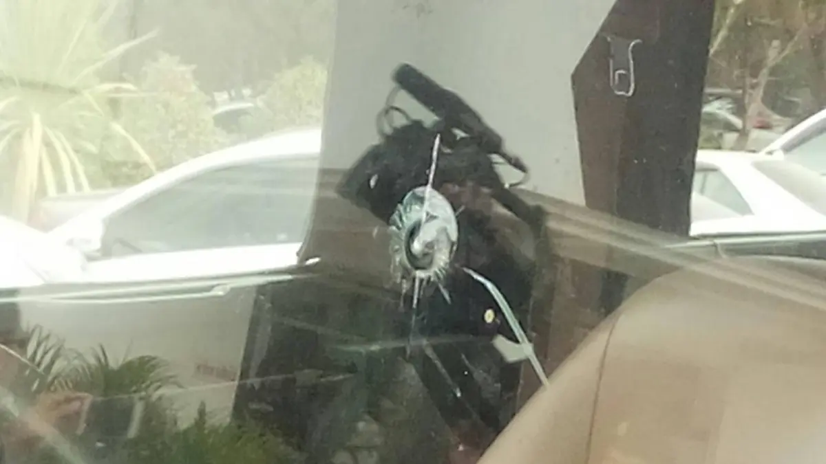 เกินไปไหม!! "มือป่วนปริศนา"เหิมหนัก"ปาหิน"ใส่รถลาดตระเวน ประตู 4 วัดพระธรรมกาย (มีภาพ)