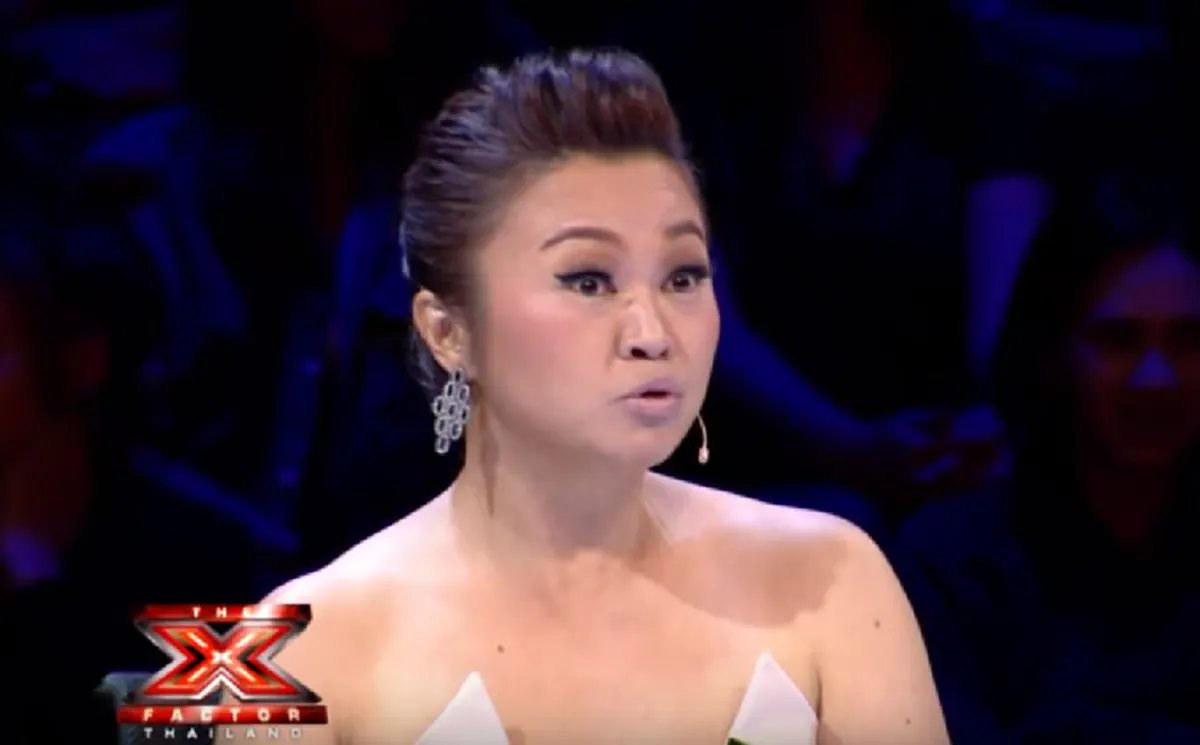 ไม่ได้อินกับเพลงแล้ว!! เกิดอะไร? "ใหม่ สายหลอน" จู่ๆ กรีดร้องลั่น ทรุดลงพื้น!? หลังร้องเพลงจบ? จนเพื่อนๆต้องรีบเข้ามาปลอบ! (คลิป)