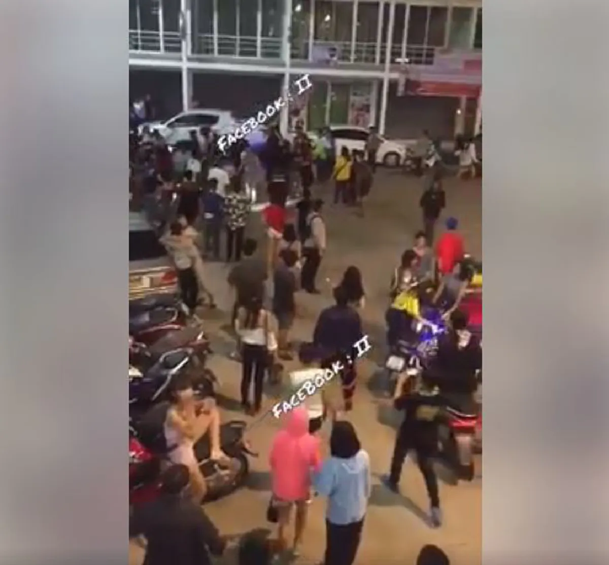 โดนรุมตรีนนับสิบ !? แก๊งค์โจ๋เบิ้ลมอไซค์ !! เถื่อนจัดยกพวกตีกัน งานคอนเสิร์ต ตะลุมบอน เละเป็นแถบๆ ห้ามกันชุลมุน (มีคลิป)