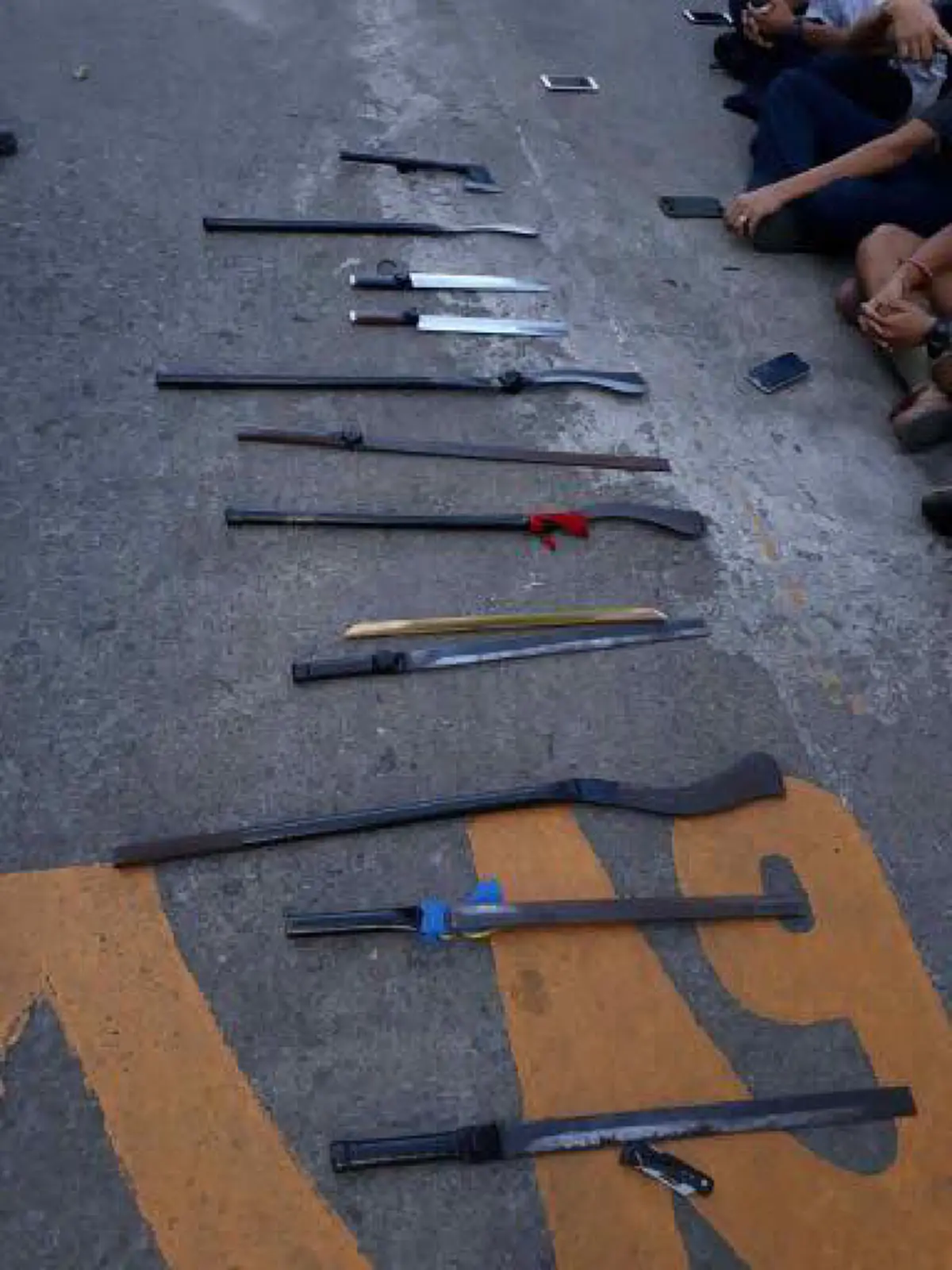 ไปเรียนหรือไปทำสงคราม!! อาวุธเพียบ "นักเรียน-นักเลง" โรงเรียนเดิมอีกแล้ว  รู้ไม๊ชาวบ้านเขาเดือดร้อน!! (เจอดี-มีคลิป)