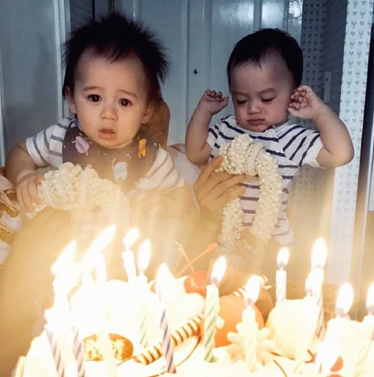 น่าเอ็นดูจริงพ่อคุณ "น้องสายฟ้า" นอนชิวบนรถ สองมือถือขนมปังเคี้ยวตุ้ยๆ ก็ผมหิวนี่ครับ