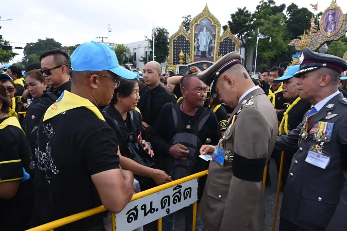 เรื่องดีๆของตร.!!จนท.เจอชายหน้าแดงผิดปกติโผล่มณฑลพิธีสนามหลวง นึกว่าเมารีบสกัดตัว รองผบช.ภ.7ผ่านมาเจอเคลียร์ทัน ความจริงเขาน่าสงสารสารสุดๆ..
