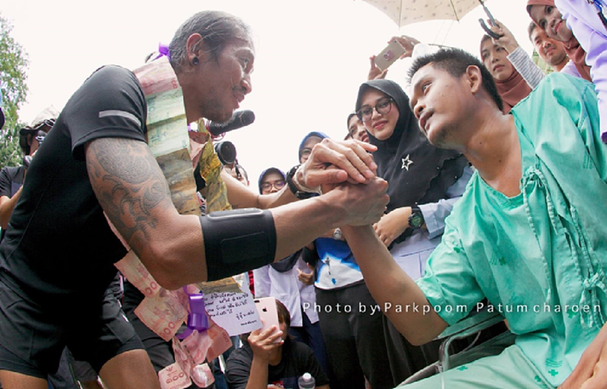 เรื่องราวสุดประทับใจ...ระหว่างการ "ก้าว" !!! ตูน บอดี้สแลม ทำตามคำสัญญาลูกผู้ชาย !!! อ่านแล้วคุณจะรักวีรบุรุษตัวจริงคนนี้ !!!