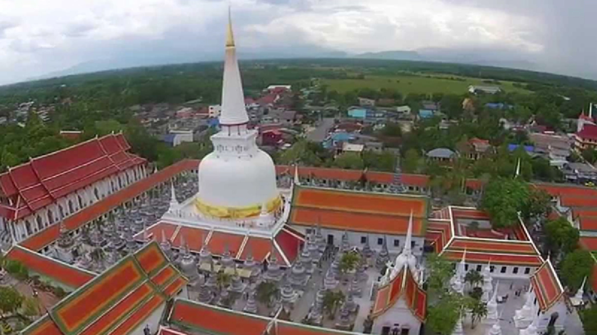 ดูกันให้จุใจ เผยภาพยอดเจดีย์ทอง กับแผ่นทองพระราชทานจาก ในหลวง ร.9 ให้ ร.10 นำมาประดิษฐาน ณ ยอดพระธาตุนครศรีธรรมราช