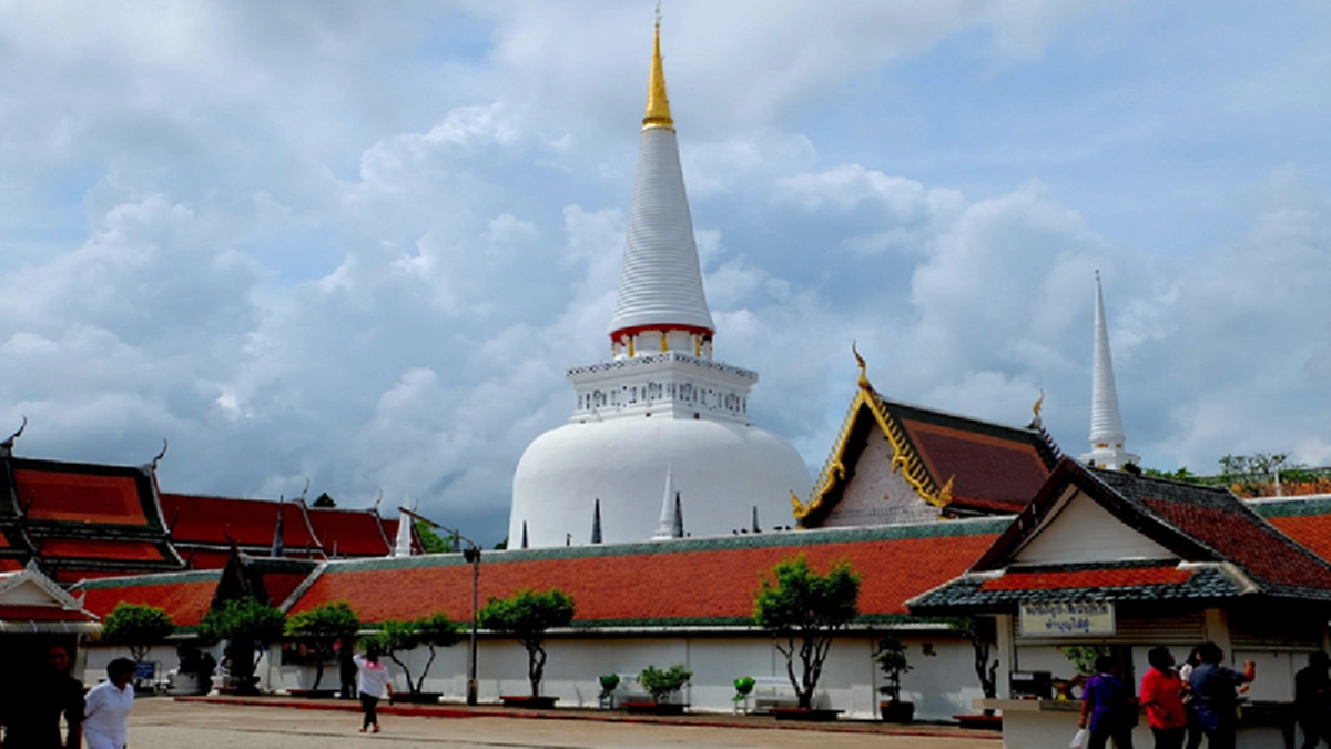 ดูกันให้จุใจ เผยภาพยอดเจดีย์ทอง กับแผ่นทองพระราชทานจาก ในหลวง ร.9 ให้ ร.10 นำมาประดิษฐาน ณ ยอดพระธาตุนครศรีธรรมราช