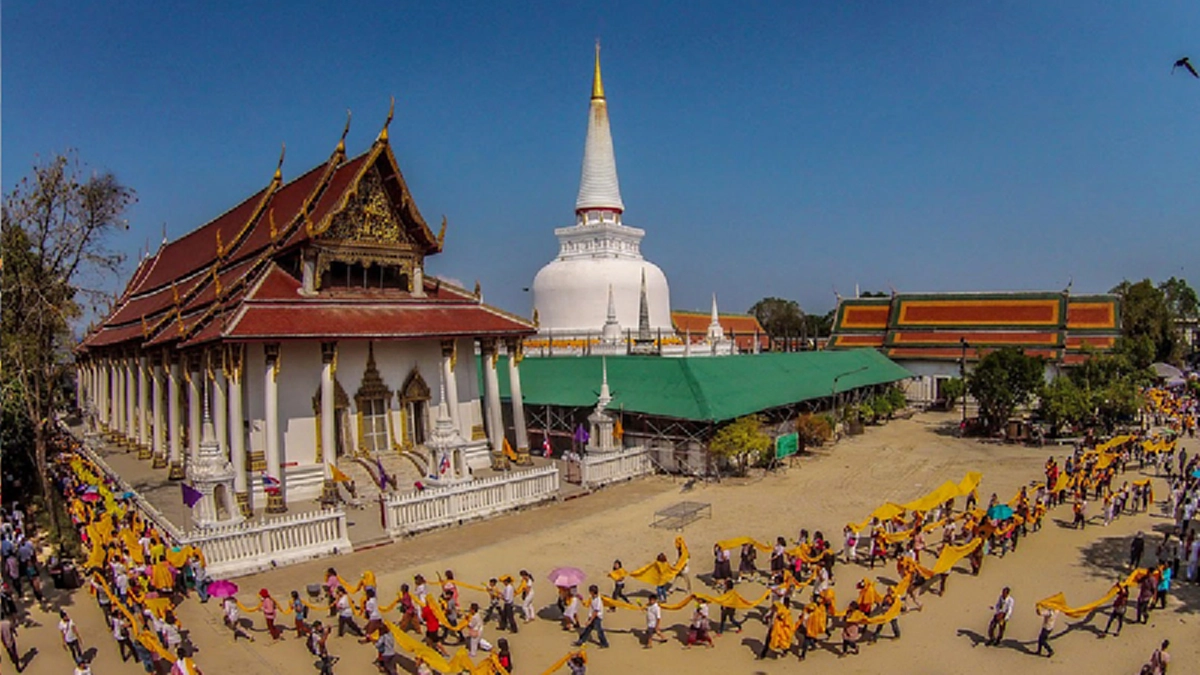 ดูกันให้จุใจ เผยภาพยอดเจดีย์ทอง กับแผ่นทองพระราชทานจาก ในหลวง ร.9 ให้ ร.10 นำมาประดิษฐาน ณ ยอดพระธาตุนครศรีธรรมราช