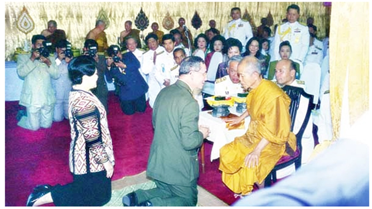 “ค่ำแล้ว” เสียงพระเสาวนีย์ของพระบรมราชินีนาถที่ตรัสเบาๆ แต่เพราะยังความห่วงใยต่อประชาชน พระองค์จึงต้องล่าช้ากว่ากำหนดการถึง ๒ ชั่วโมง