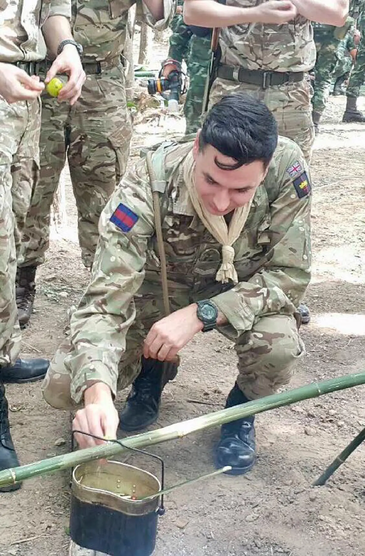 วี๊ดวิ้ว !!! แอบส่องบรรยากาศ Panther Gold 2017 ทัพไทยพา"ทหารเมืองผู้ดี" ฝึกจับงูเห่า ชกมวยไทย เปิบพิสดารกินกบกินหนอน! (มีภาพ)