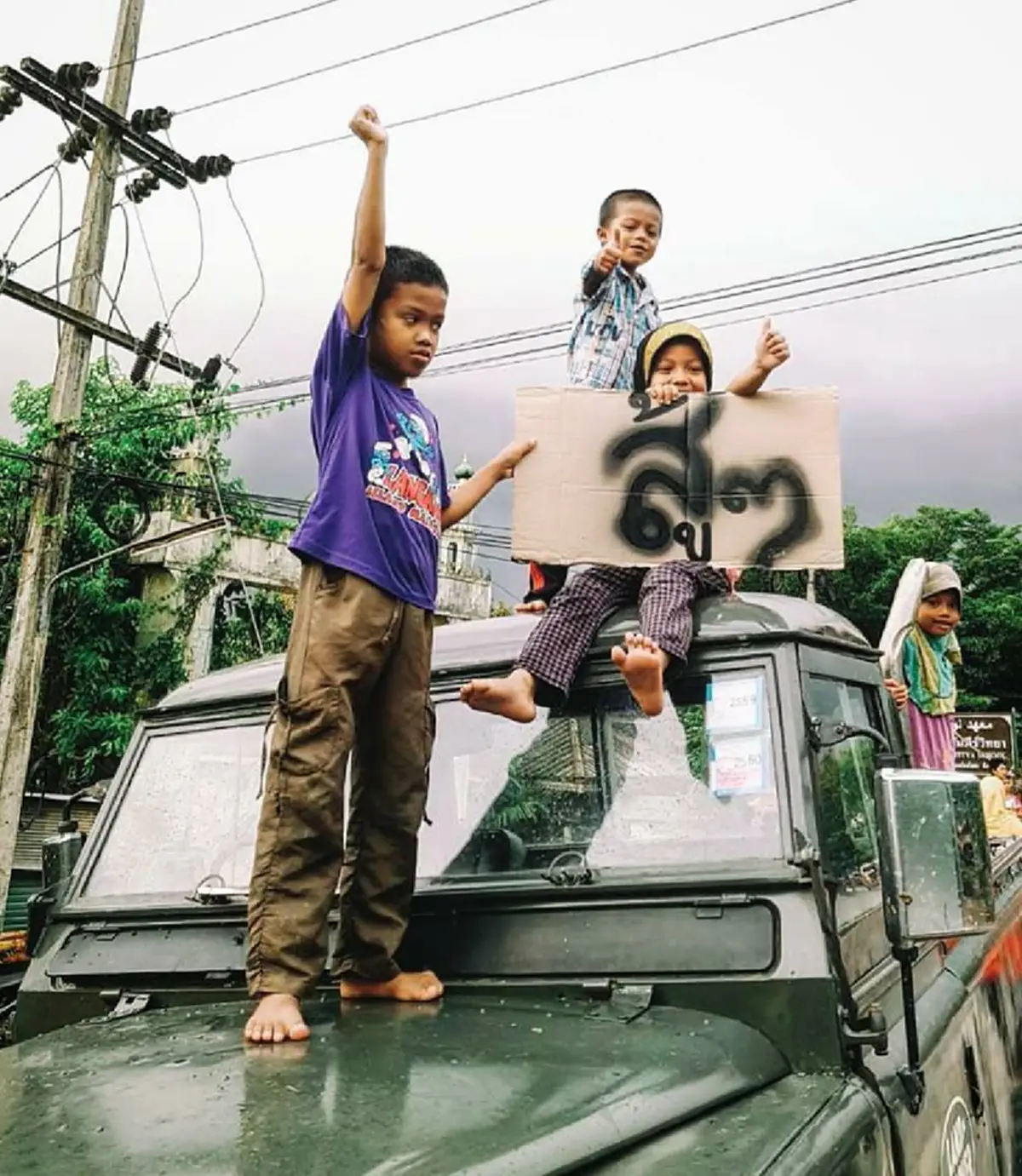 ให้ภาพเล่าเรื่อง! เด็กน้อย 4 คน ยืนอยู่บนรถทหาร พร้อมกับชูป้ายเป็นกำลังใจให้พี่ตูน "สู้ๆ"  ประโยคเพียงสั้นๆแต่อ่านแล้วกินใจ