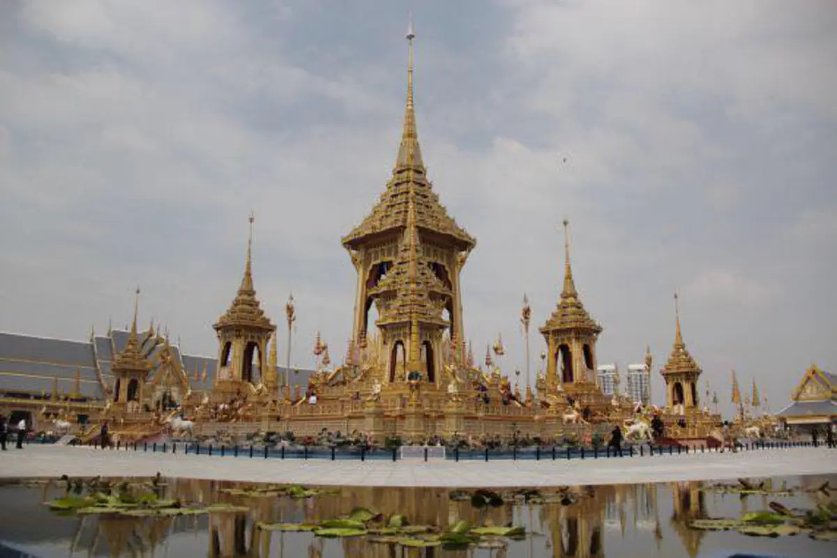 มหาชนหลั่งไหล!! เปิดภาพบรรยากาศวันแรกของ "การเปิดให้ประชาชนเข้าชมพระเมรุมาศ" เผย..ยอดประชาชนรอเข้าจุดคัดกรอง ทะลุ ๓๐,๐๐๐ คน !!