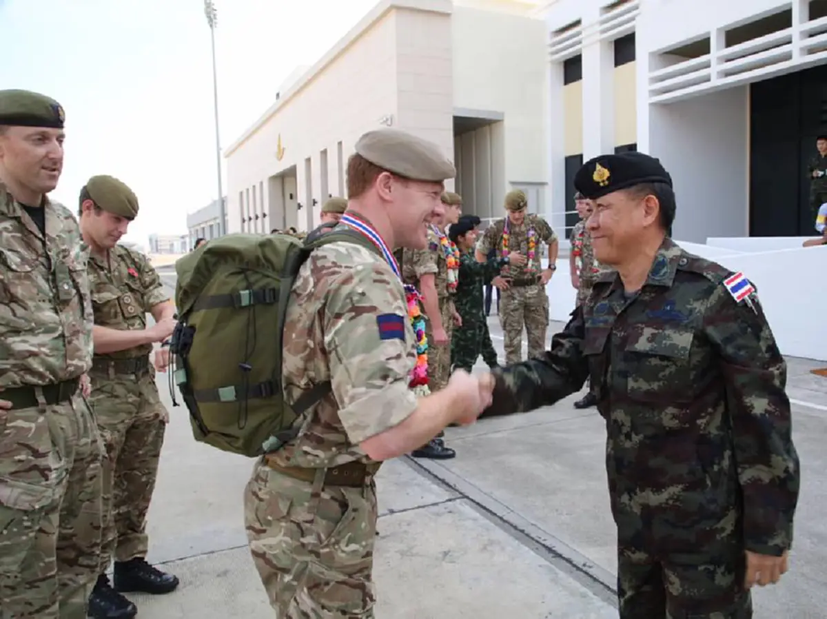 วี๊ดวิ้ว !!! แอบส่องบรรยากาศ Panther Gold 2017 ทัพไทยพา"ทหารเมืองผู้ดี" ฝึกจับงูเห่า ชกมวยไทย เปิบพิสดารกินกบกินหนอน! (มีภาพ)