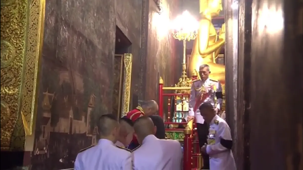 "ร.10"ทรงบรรจุพระบรมราชสรีรางคาร,พระบรมอัฐิ ใต้ฐานพุทธบัลลังก์พระพุทธชินสีห์ เสร็จสิ้นพระราชพิธีพระบรมศพ"ในหลวงร.9" สมพระเกียรติสูงสุด (ภาพ)