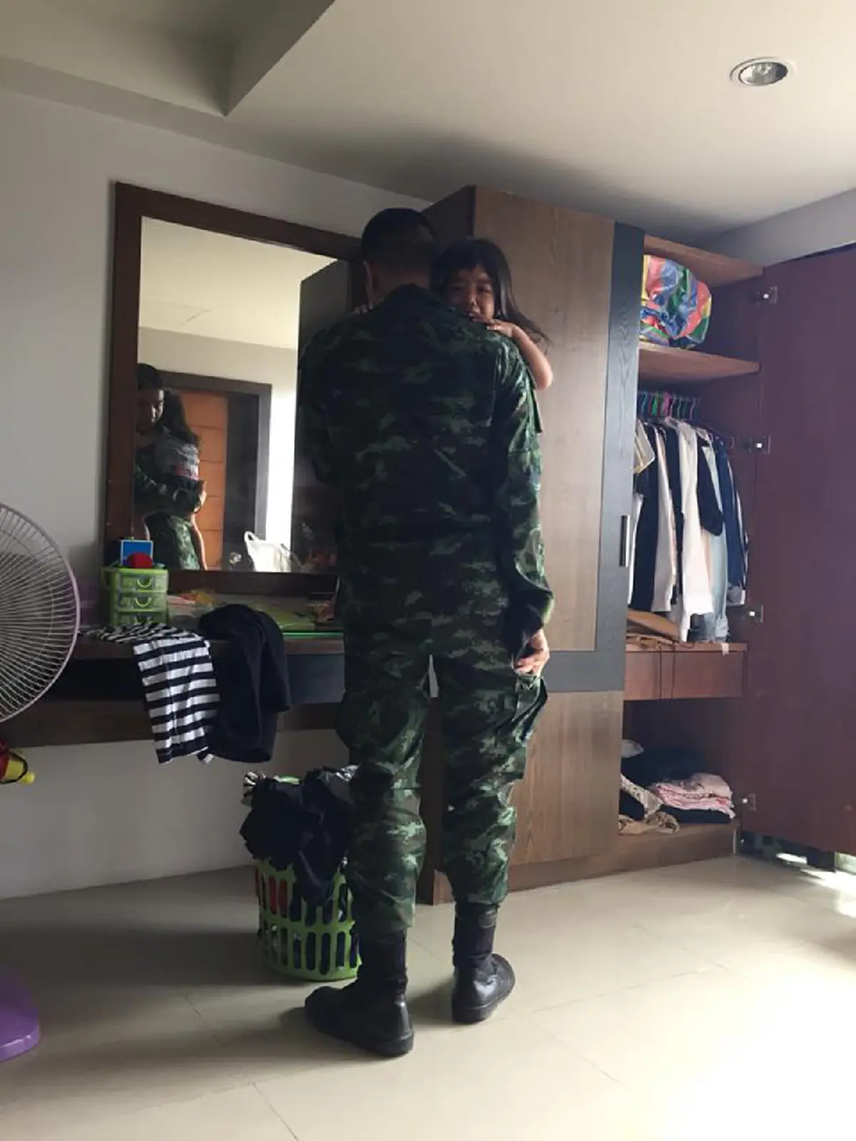 ทุกครั้งที่พ่อต้องกลับค่าย!! ลูกสาวร้องไห้ระงมเมื่อพ่อที่เปรียบดัง "รั้วของชาติ"ต้องกลับไปทำหน้าที่ ผู้เป็นพ่อได้แต่ปลอบ "เดี๋ยวพ่อก็มาแล้ว"